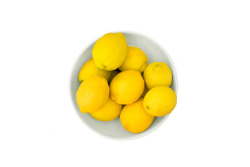 Plato con limones con fondo blanco