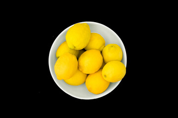 Plato con limones con fondo negro