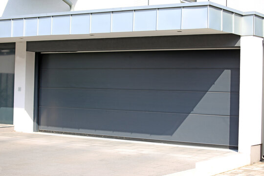 Modernes neues Garagentor (Sektionaltor)