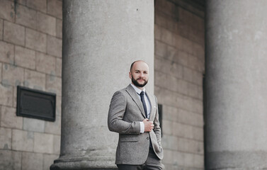 Fototapeta na wymiar handsome man in suit posing in city