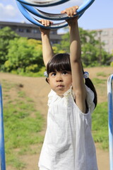 Fototapeta premium 雲梯で遊ぶ幼児 (5歳児)