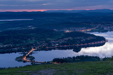 Zachód słońca nad Tyrifjorden zwanego Jezioro Tyri z punktu widokowego Kongens utsikt (królewski widok)  © Dreamnordno