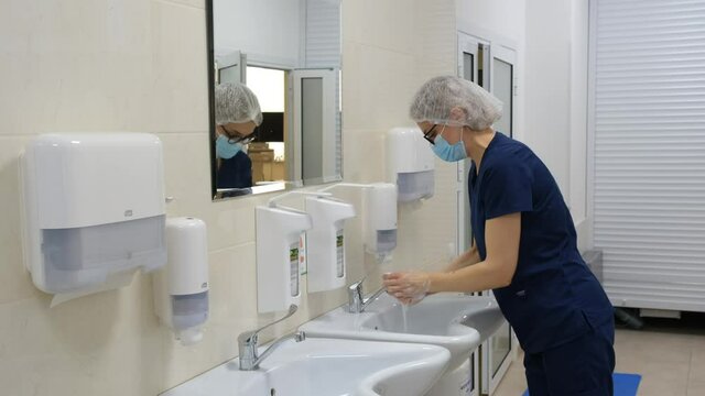 Ukraine, Vinnytsia, June 1, 2020, Khmelnitsky Highway 96. The Nurse Washes His Hands With Soap And Running Water. Correct Way To Wash Hands According To The World Health Organization.