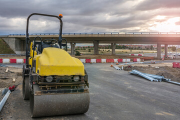 Naklejka premium Small steamroller repairing a highway