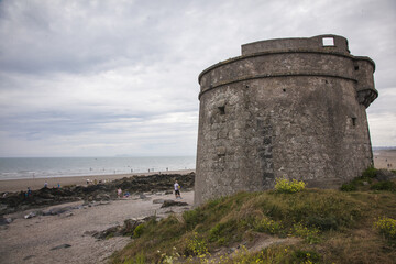 Fototapeta na wymiar tower on the beach in ireland