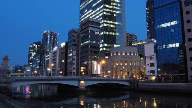 夕暮れの大阪 中之島公園から見る難波橋と北浜（タイムラプス）