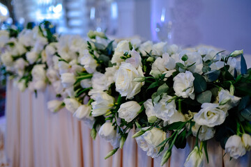 Obraz na płótnie Canvas Flower arrangement on the table of the newlyweds