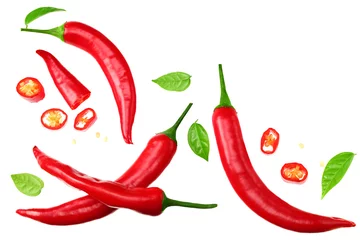 Photo sur Aluminium Piments forts Red hot chili peppers tranchés isolés sur fond blanc vue de dessus