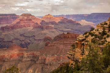 Der Blick in die Schlucht des Grand Canyon in den USA. 