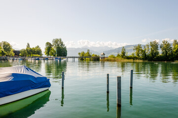 Obraz premium Rapperswil, Zürichsee, Obersee, Seeufer, Schilf, See, Holzsteg, Holzbrücke, Kapelle, Naturschutz, Oberer Zürichsee, Wasservögel, Jona, Schifffahrt, Lachen, Glarner Alpen, Tourismus, Sommer, Schweiz