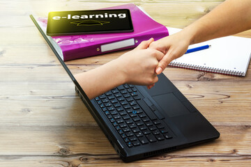 Virtueller Handschlag beim interaktiven Online-Unterricht