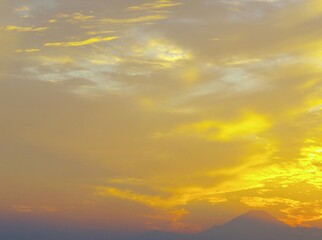 ドラマチックな金色の夕焼けと富士山のシルエット