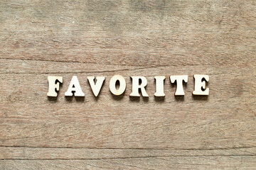 Naklejka premium Alphabet letter block in word favorite on wood background