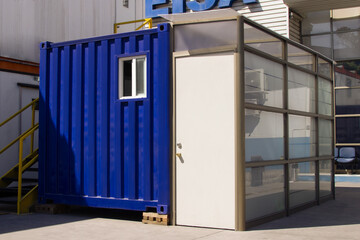 Obraz na płótnie Canvas Container azul puerta blanca