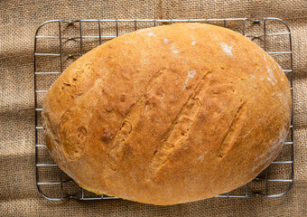 Chleb własnej roboty. Zdjecie z gory.  Domowe wypieki. Wyrob z maki pszennej. Smacznie i zdrowo....