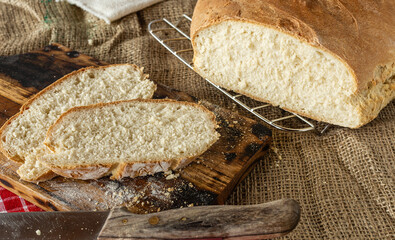 Chleb własnej roboty.   Domowe wypieki. Wyrob z maki pszennej. Smacznie i zdrowo. Swieze pieczywo na stole w kuchni. Dla wegetarian.