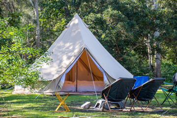 Glamping camping tipi tent en stoelen op de camping