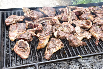 carne di agnello arrostita sulla brace