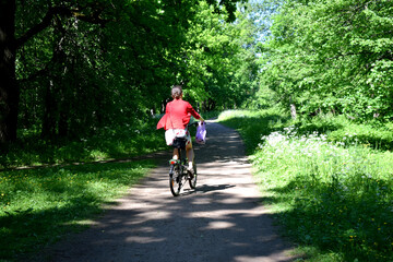 Obraz premium young woman riding a bike