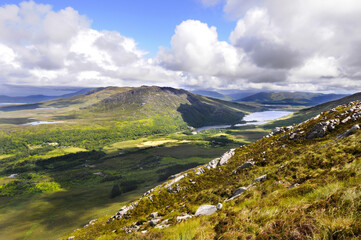 Magnifique vue panoramique sur la côte, les collines et les vals environnant dans le parc national du Connemara en Irlande.  