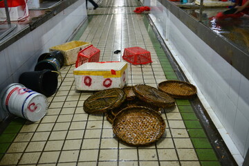 Neoconavirus is detected on the salmon counter at Xinfa Di Market. Farmers' market merchants began cleaning up discarded seafood products. A messy scene discarded after cleanup.