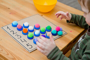 Plastic bottle caps. Put correct amount pom poms in cups. 5 minute carfts. DIY children home activity. Early education, counting game, fine motoric skills. #stay at home.