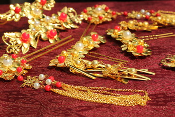 Chinese traditional hairpins hair clips Traditional Chinese women's jewelry Gold hairpins with red gems.