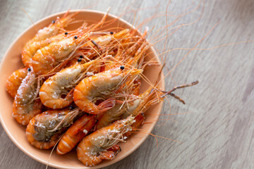 Grilled shrimp in a foam box With seafood sauce