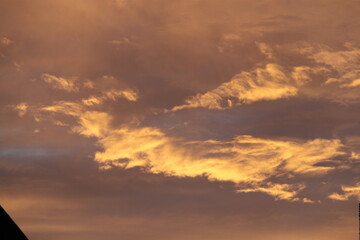Fototapeta premium Wolkengemälde in Orange