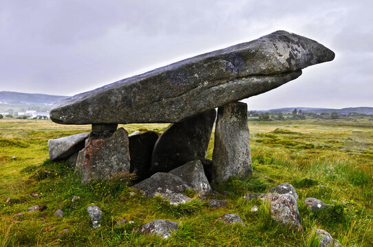 Dolmen ou monument de la culture celtique représentant un passage vers l'autre monde, sur fond de prairie verte au nord de l'Irlande.
