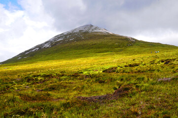 Vue sur le Mont Errigal perdu dans les nuages au nord-ouest de l'Irlande. Montagne solitaire à la verdure humide et sauvage.