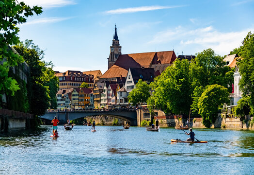 T&uuml;bingen Neckar Fluss Stiftskirche St. Georg Baden-W&uuml;rttemberg Deutschland Sehensw&uuml;rdigkeit Neckarfront  Stocherk&auml;hne Boote Altstadt Romantik Sommer Fassaden Farben Mauer Eberhardsbr&uuml;cke Neckarinsel 