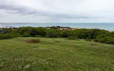 Morro do Serrote com vista para a vila e o mar em Jericoacoara.