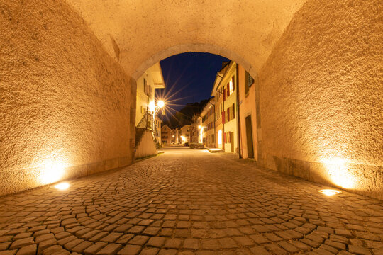 Stadttor Saint Ursanne bei Nacht