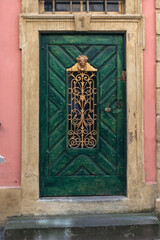 Alte Eingangstür mit Metallbeschlag