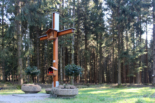 Kreuz, Gedenkst&auml;tte in einem dicht bewaldeten Tannenwald.