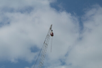 Obraz premium Jumping from a tower crane