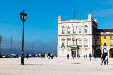 Obraz premium Lisbon / Portugal. Praça do comercio, with a lamp post and an old building. Tourist attraction. The most important square of the city. Historical importance.