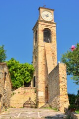 Fototapeta na wymiar Fiorenzuola di Focara,Ruderi della chiesa di Sant'Andrea.I resti della chiesa di Sant'Andrea, di cui solo il campanile si trova ancora sulla cima di una collina che si affaccia sul mare.