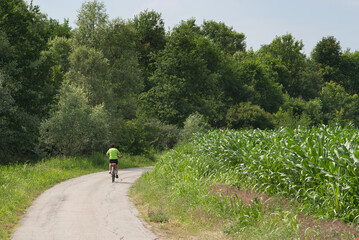 ciclista che pedala sulla strada in campagna