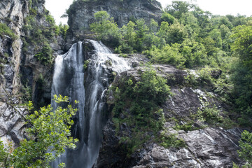 Grosser Wasserfall im Tessin bei Locarno
