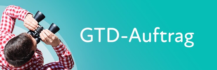 Fototapeta premium GTD-Auftrag. Mann mit Fernglas aus Vogelperspektive. Beobachtung, Draufsicht, Panorama. Business Text auf blau. Statistik, Wirtschaft