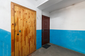 entrance door to the apartment in the entrance