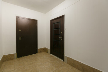 entrance door to the apartment in the entrance