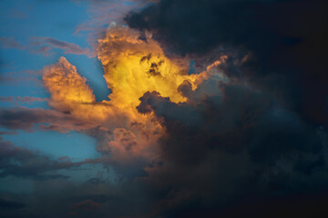 Nube nel cielo azzurro al tramonto con il sole dietro le nuvole