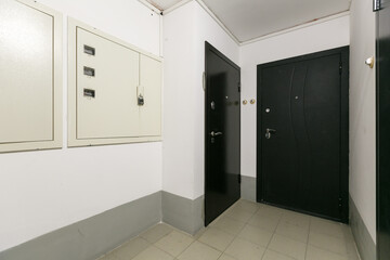entrance door to the apartment in the entrance