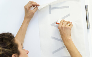 Beschriftung einer T&uuml;re mit Klebebuchstaben aus Folie