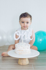 baby cake smash with balloons 