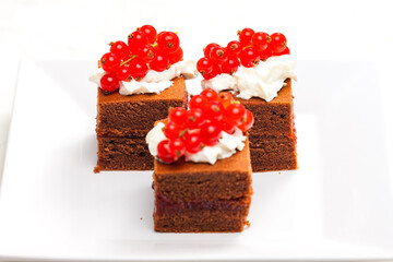 chocolate cakes with redcurrant and cream