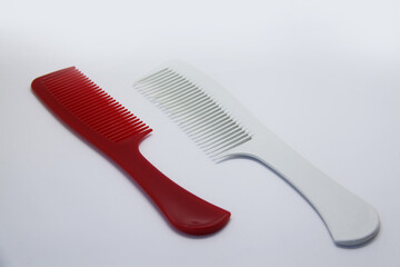 Plastic comb suitable for short and long haircuts, designed not to scratch the scalp or damage hair